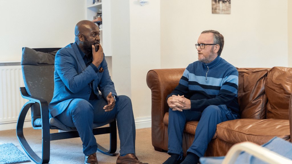 Komplex Community staff member chatting with a service user, using supportive communication to build confidence and foster trust.